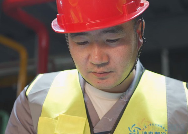 張波在上海某醫(yī)藥物流冷庫現(xiàn)場指導(dǎo)工作